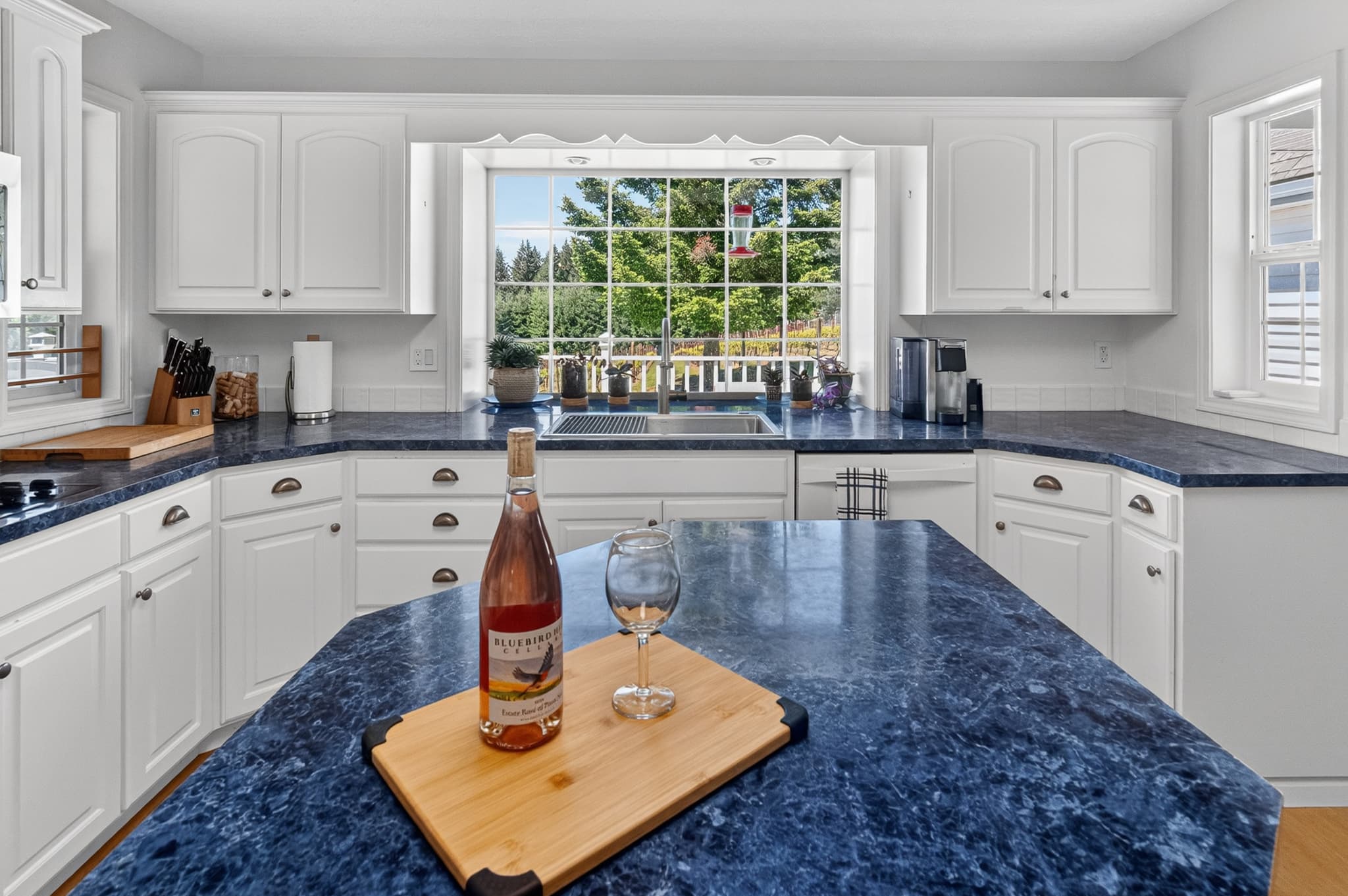 Fully equipped kitchen with island