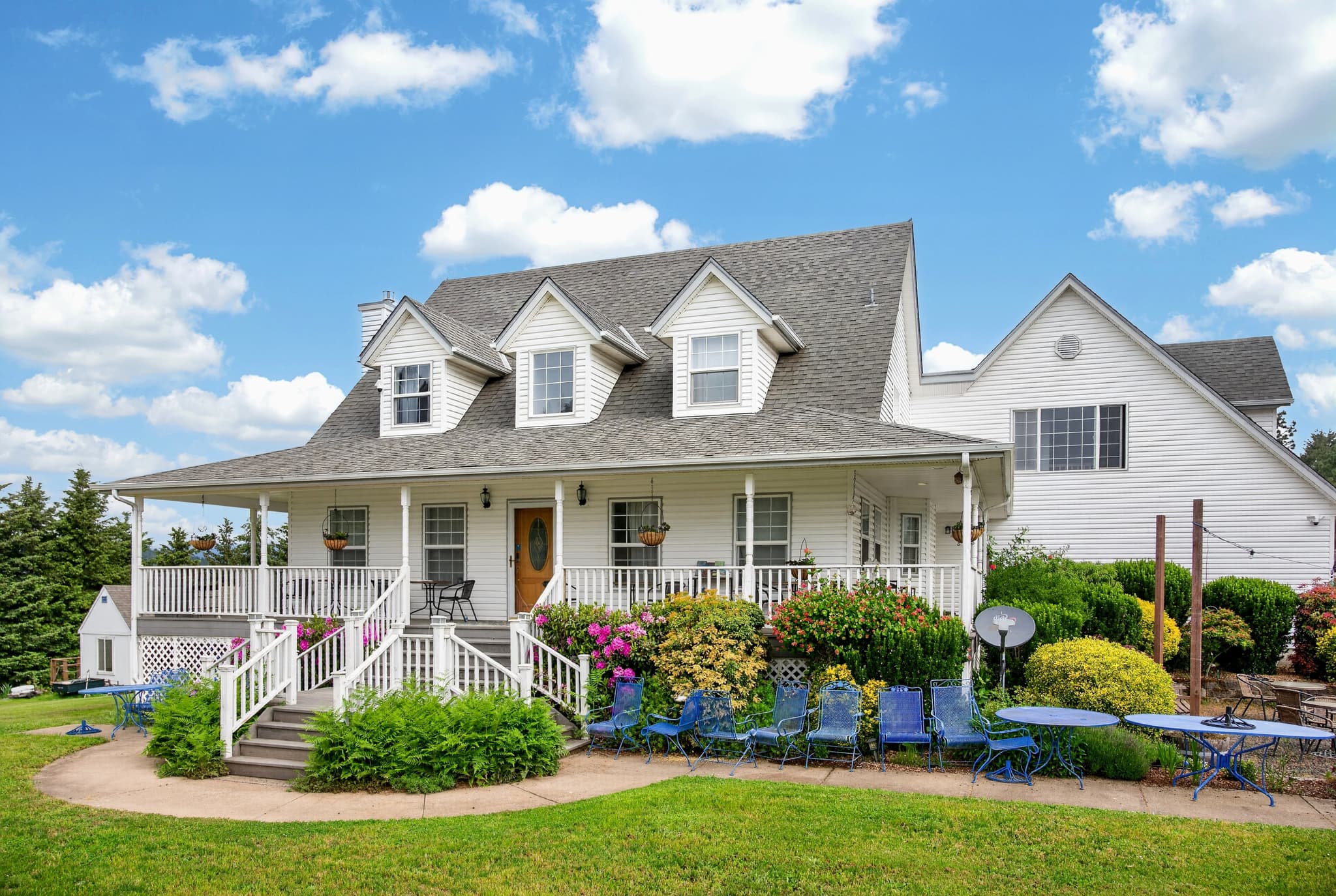 The white farmhouse guest house at Bluebird Hill Cellars